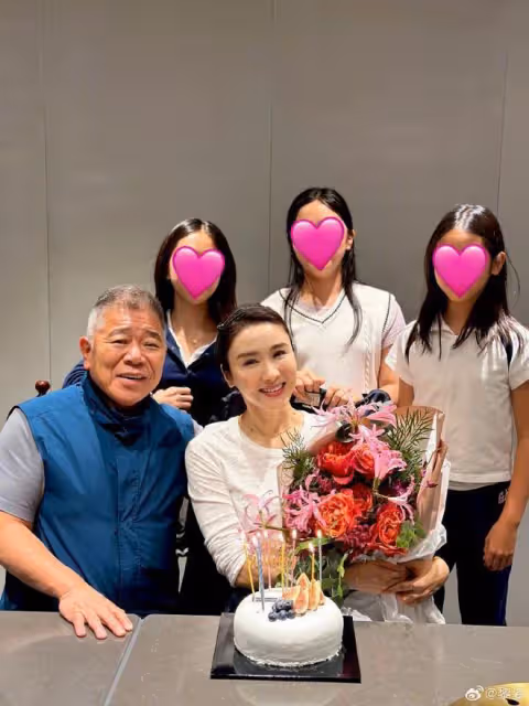 黎姿慶祝53歲生日,與老公女兒幸福同框,父母弟弟全出鏡超有愛