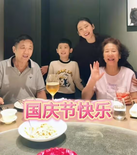 秋瓷炫一家五口歡度國慶,與公婆兒子幸福同框,祖孫三代好有愛