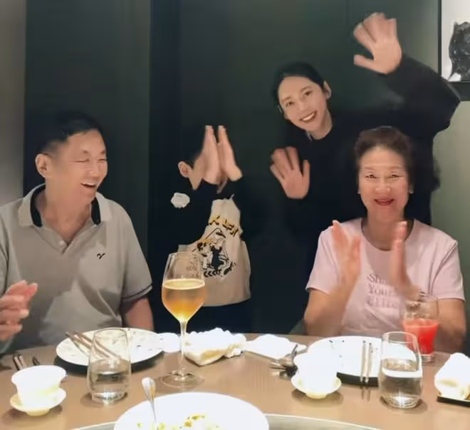 秋瓷炫一家五口歡度國慶,與公婆兒子幸福同框,祖孫三代好有愛
