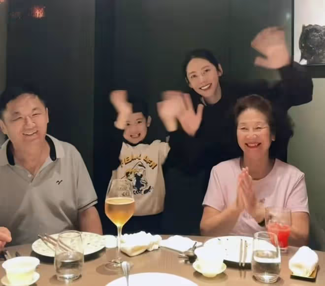 秋瓷炫一家五口歡度國慶,與公婆兒子幸福同框,祖孫三代好有愛