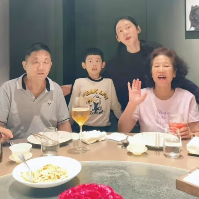秋瓷炫一家五口歡度國慶,與公婆兒子幸福同框,祖孫三代好有愛