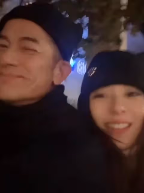 郭富城陪老婆逛街,主動為方媛背包提購物袋,夫妻甜蜜依偎似熱戀