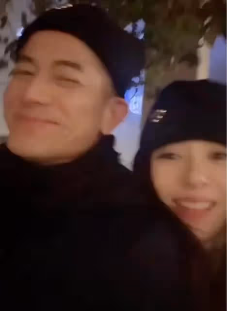 郭富城陪老婆逛街,主動為方媛背包提購物袋,夫妻甜蜜依偎似熱戀