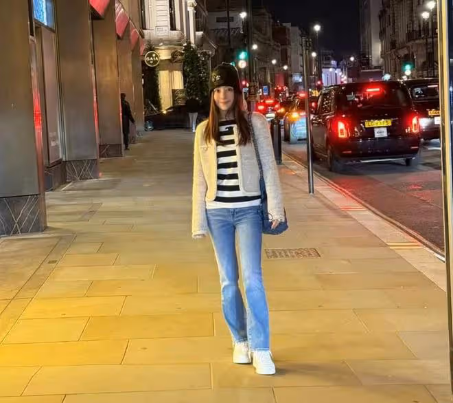 郭富城陪老婆逛街,主動為方媛背包提購物袋,夫妻甜蜜依偎似熱戀