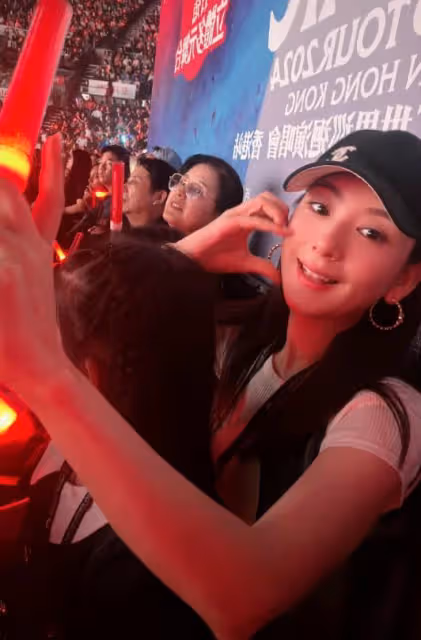 郭富城陪老婆逛街,主動為方媛背包提購物袋,夫妻甜蜜依偎似熱戀