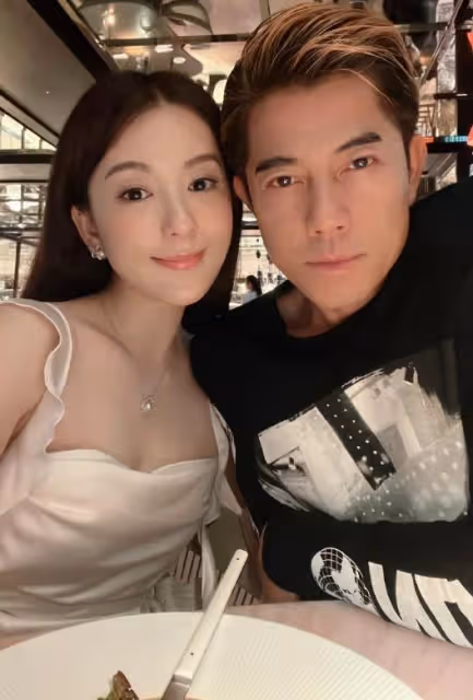 郭富城陪老婆逛街,主動為方媛背包提購物袋,夫妻甜蜜依偎似熱戀