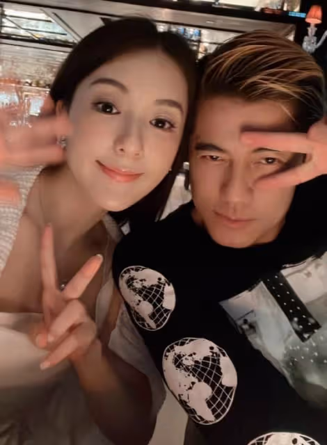 郭富城陪老婆逛街,主動為方媛背包提購物袋,夫妻甜蜜依偎似熱戀