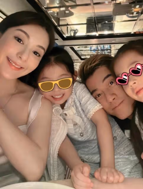 郭富城陪老婆逛街,主動為方媛背包提購物袋,夫妻甜蜜依偎似熱戀