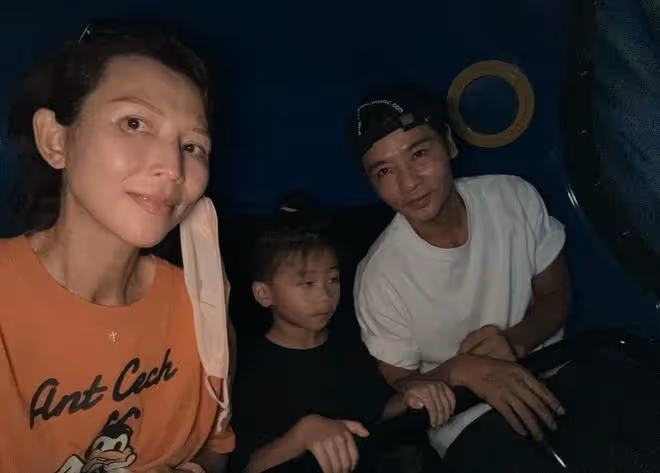 蔡少芬一家五口出遊,13歲長女身高一米七,小兒子頭頂扎揪揪超萌