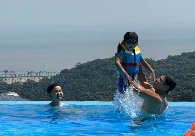 蔡少芬一家五口出遊,13歲長女身高一米七,小兒子頭頂扎揪揪超萌