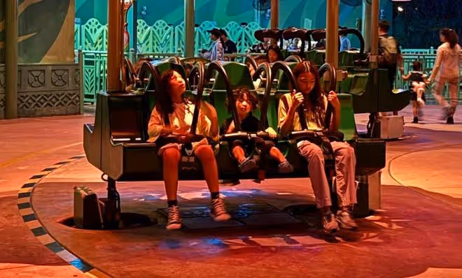 蔡少芬一家五口出遊,13歲長女身高一米七,小兒子頭頂扎揪揪超萌