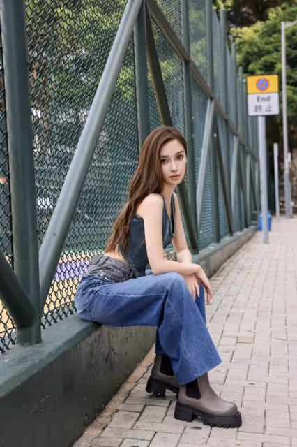 楊穎最新近照美回巔峰,穿弔帶衫配短裙,青春朝氣像18歲小姑娘