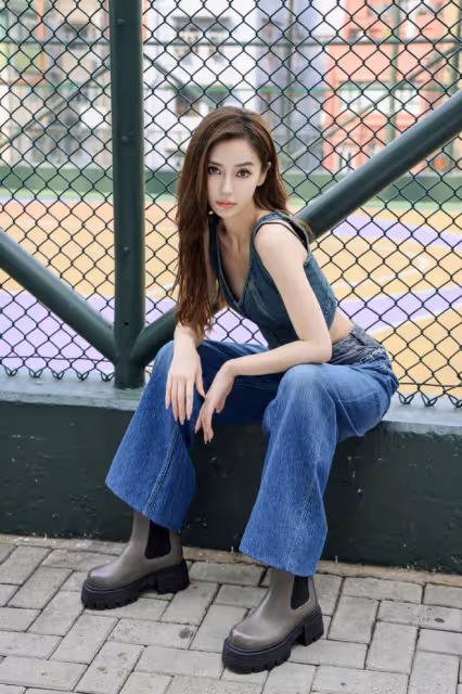 楊穎最新近照美回巔峰,穿弔帶衫配短裙,青春朝氣像18歲小姑娘