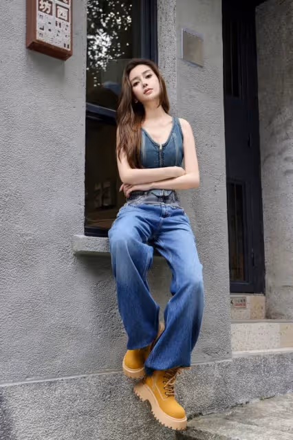 楊穎最新近照美回巔峰,穿弔帶衫配短裙,青春朝氣像18歲小姑娘