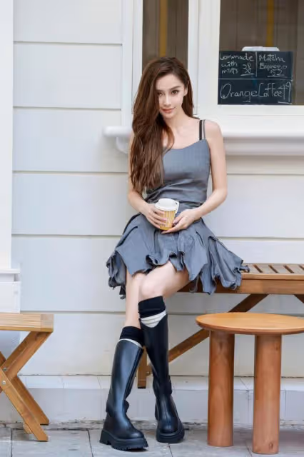 楊穎最新近照美回巔峰,穿弔帶衫配短裙,青春朝氣像18歲小姑娘