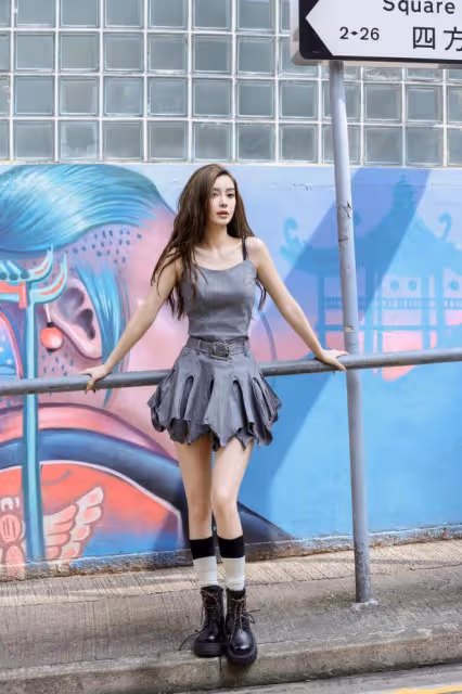 楊穎最新近照美回巔峰,穿弔帶衫配短裙,青春朝氣像18歲小姑娘