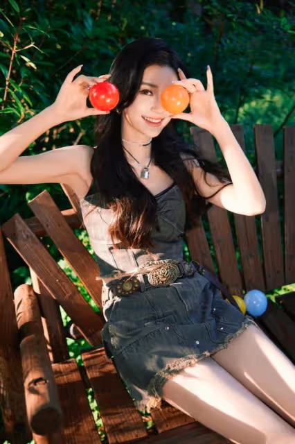 楊穎最新近照美回巔峰,穿弔帶衫配短裙,青春朝氣像18歲小姑娘