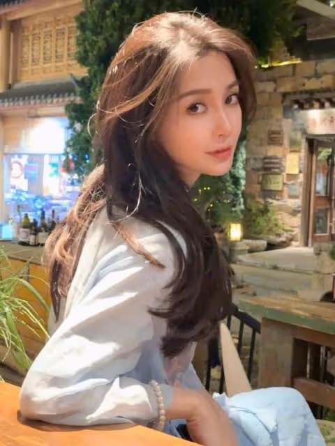 楊穎最新近照美回巔峰,穿弔帶衫配短裙,青春朝氣像18歲小姑娘