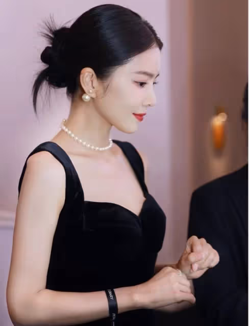 杜淳老婆回應「名媛班」,還原與黃曉明女友合影經過,被嘲蹭熱度