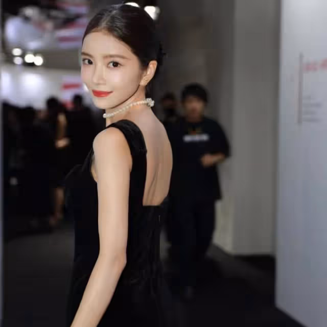 杜淳老婆回應「名媛班」,還原與黃曉明女友合影經過,被嘲蹭熱度