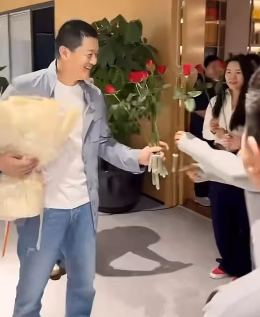 李亞鵬53歲生日,海哈金喜驚喜現身慶祝,夫妻當員工面親吻超甜蜜