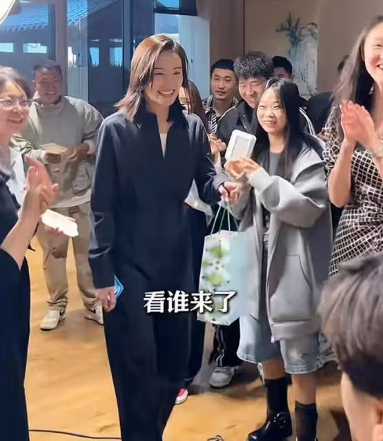 李亞鵬53歲生日,海哈金喜驚喜現身慶祝,夫妻當員工面親吻超甜蜜