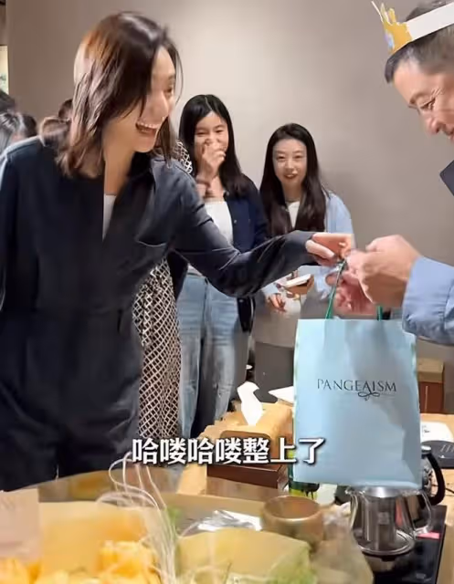 李亞鵬53歲生日,海哈金喜驚喜現身慶祝,夫妻當員工面親吻超甜蜜