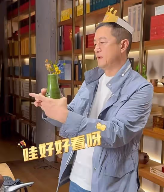 李亞鵬53歲生日,海哈金喜驚喜現身慶祝,夫妻當員工面親吻超甜蜜