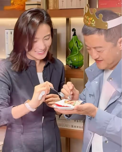 李亞鵬53歲生日,海哈金喜驚喜現身慶祝,夫妻當員工面親吻超甜蜜