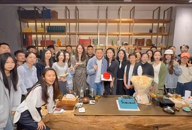 李亞鵬53歲生日,海哈金喜驚喜現身慶祝,夫妻當員工面親吻超甜蜜