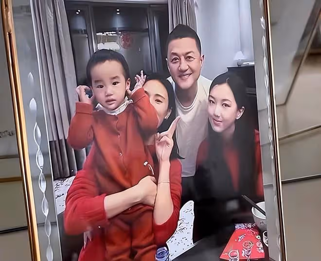 李亞鵬53歲生日,海哈金喜驚喜現身慶祝,夫妻當員工面親吻超甜蜜