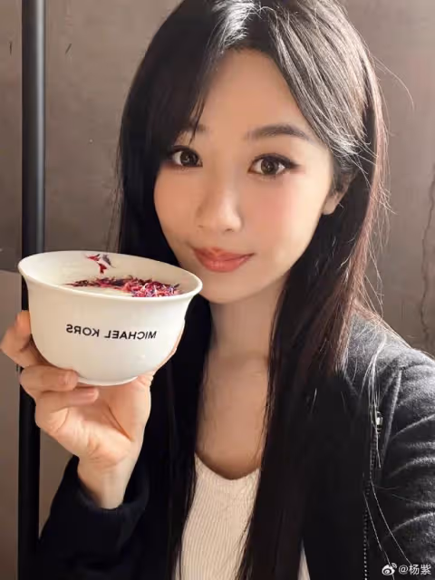楊紫曬活動照,穿露臍裝配短裙又美又俏,零贅肉身材超養眼