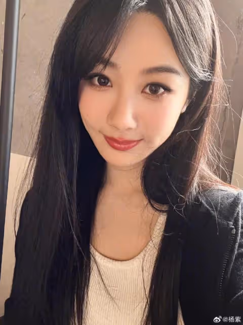 楊紫曬活動照,穿露臍裝配短裙又美又俏,零贅肉身材超養眼