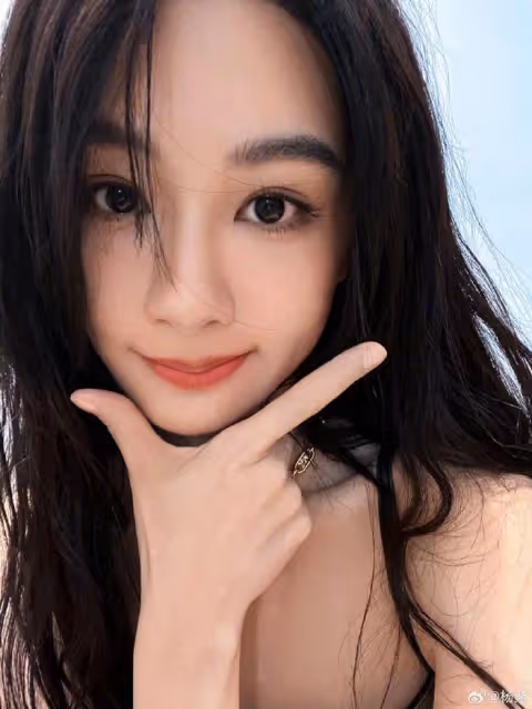 楊紫曬活動照,穿露臍裝配短裙又美又俏,零贅肉身材超養眼