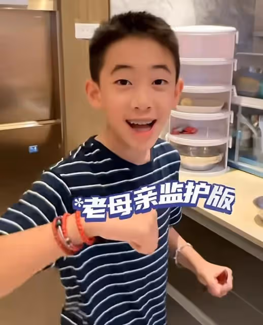 陳小春11歲兒子下廚做飯,應采兒激動記錄,Jasper廚藝獲全家稱讚