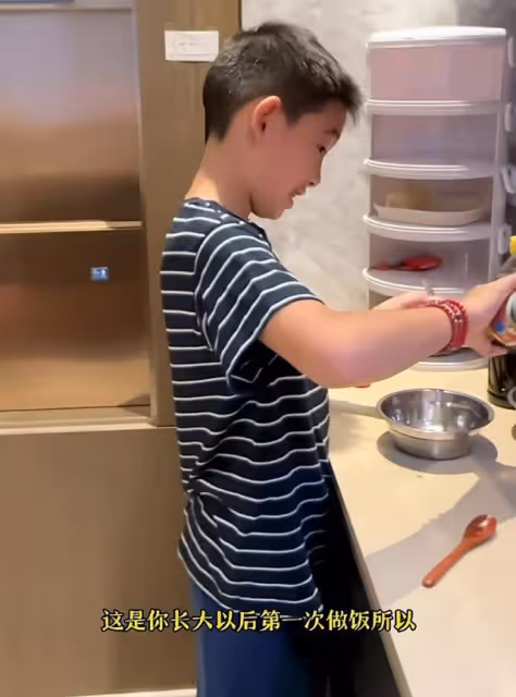 陳小春11歲兒子下廚做飯,應采兒激動記錄,Jasper廚藝獲全家稱讚