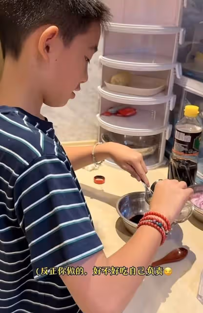 陳小春11歲兒子下廚做飯,應采兒激動記錄,Jasper廚藝獲全家稱讚