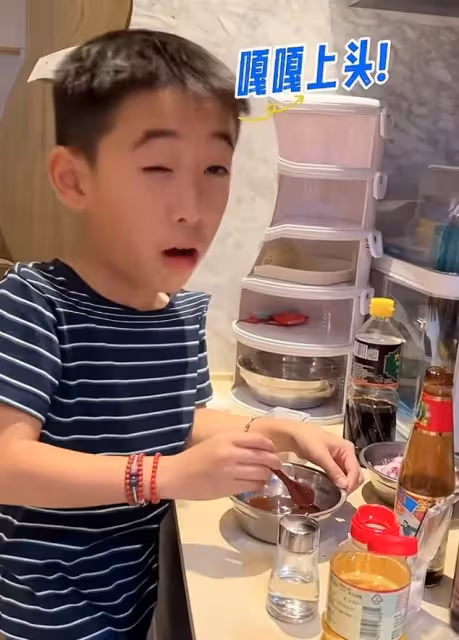 陳小春11歲兒子下廚做飯,應采兒激動記錄,Jasper廚藝獲全家稱讚
