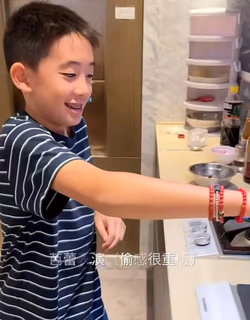 陳小春11歲兒子下廚做飯,應采兒激動記錄,Jasper廚藝獲全家稱讚