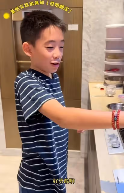 陳小春11歲兒子下廚做飯,應采兒激動記錄,Jasper廚藝獲全家稱讚