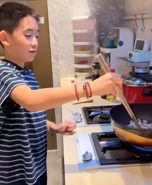 陳小春11歲兒子下廚做飯,應采兒激動記錄,Jasper廚藝獲全家稱讚