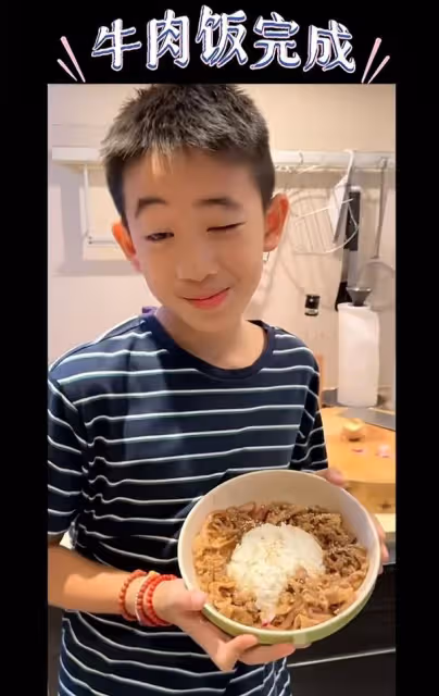 陳小春11歲兒子下廚做飯,應采兒激動記錄,Jasper廚藝獲全家稱讚