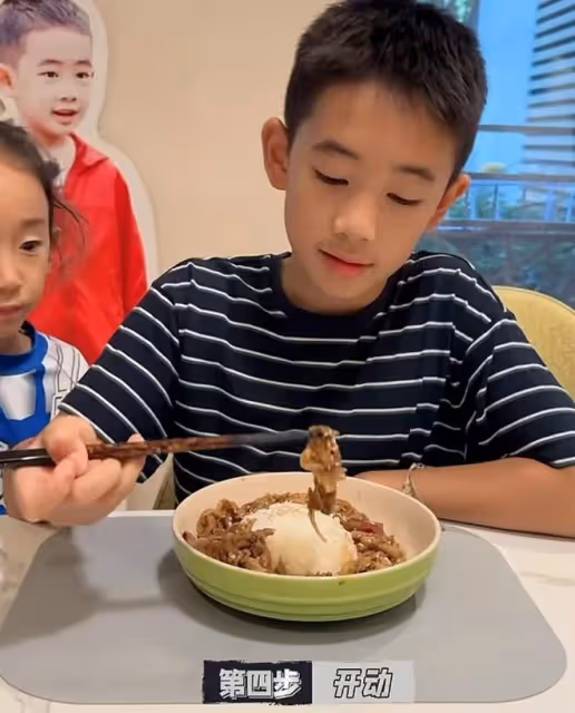 陳小春11歲兒子下廚做飯,應采兒激動記錄,Jasper廚藝獲全家稱讚