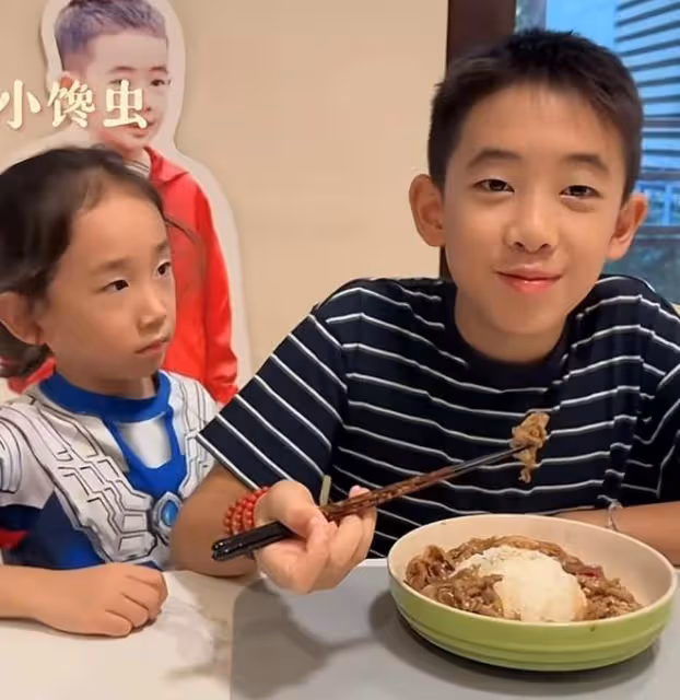 陳小春11歲兒子下廚做飯,應采兒激動記錄,Jasper廚藝獲全家稱讚
