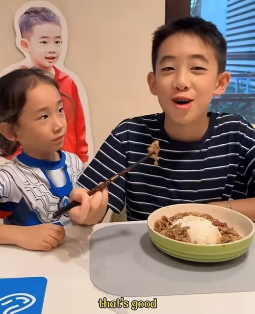 陳小春11歲兒子下廚做飯,應采兒激動記錄,Jasper廚藝獲全家稱讚