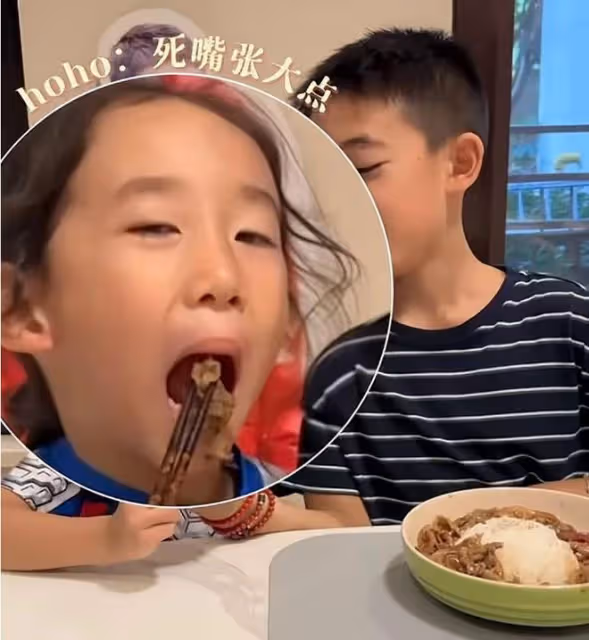 陳小春11歲兒子下廚做飯,應采兒激動記錄,Jasper廚藝獲全家稱讚