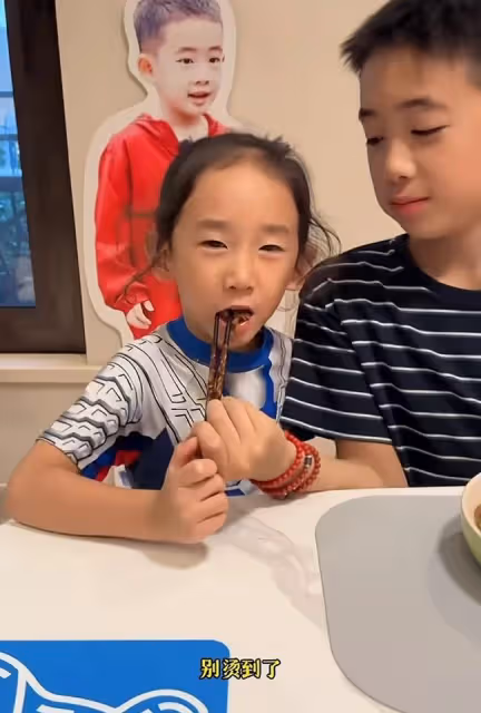 陳小春11歲兒子下廚做飯,應采兒激動記錄,Jasper廚藝獲全家稱讚