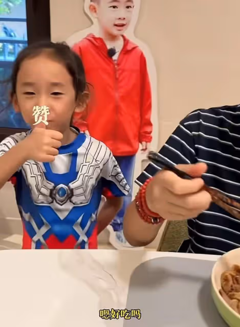 陳小春11歲兒子下廚做飯,應采兒激動記錄,Jasper廚藝獲全家稱讚