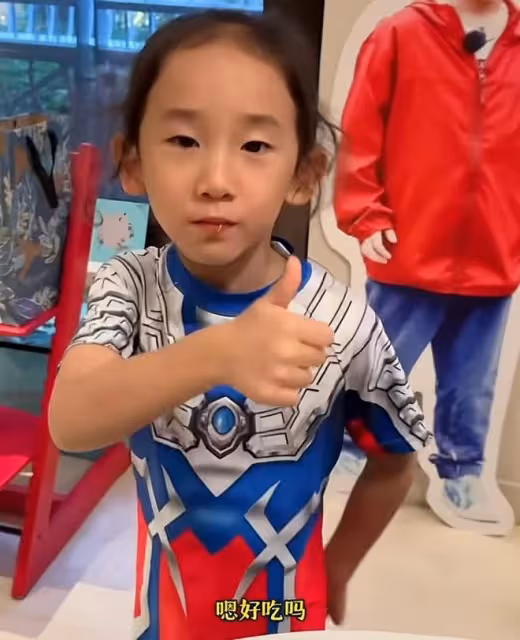 陳小春11歲兒子下廚做飯,應采兒激動記錄,Jasper廚藝獲全家稱讚