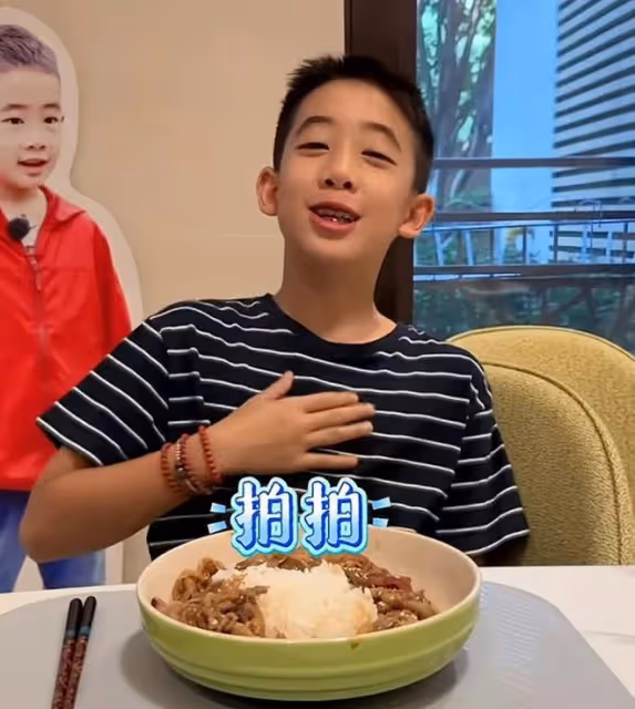 陳小春11歲兒子下廚做飯,應采兒激動記錄,Jasper廚藝獲全家稱讚